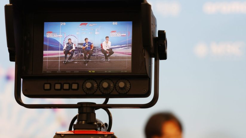 Tech giant Apple is in talks to show Formula 1 as the fight for racing rights across the world steps up.