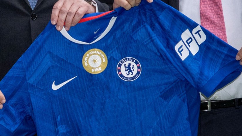 Chelsea FC and FPT Leadership Announce Partnership at Press Conference, Shaking Hands in Front of Branded Backdrop