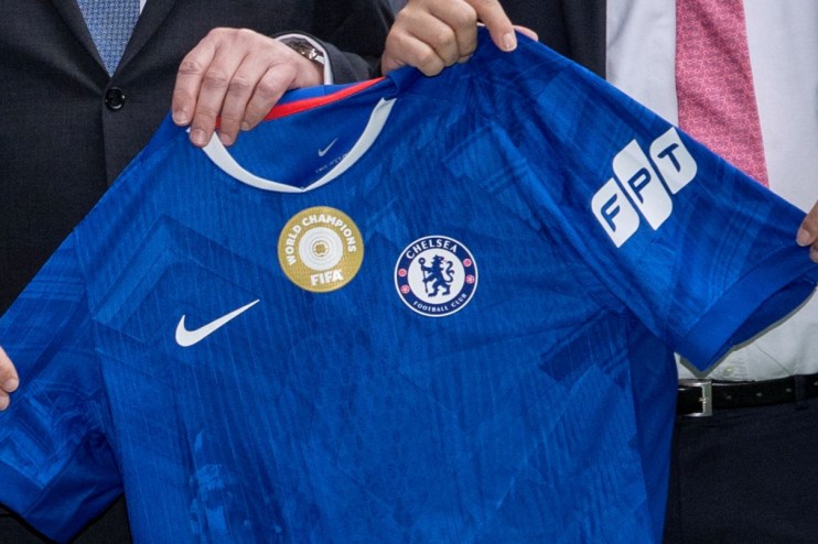 Chelsea FC and FPT Leadership Announce Partnership at Press Conference, Shaking Hands in Front of Branded Backdrop