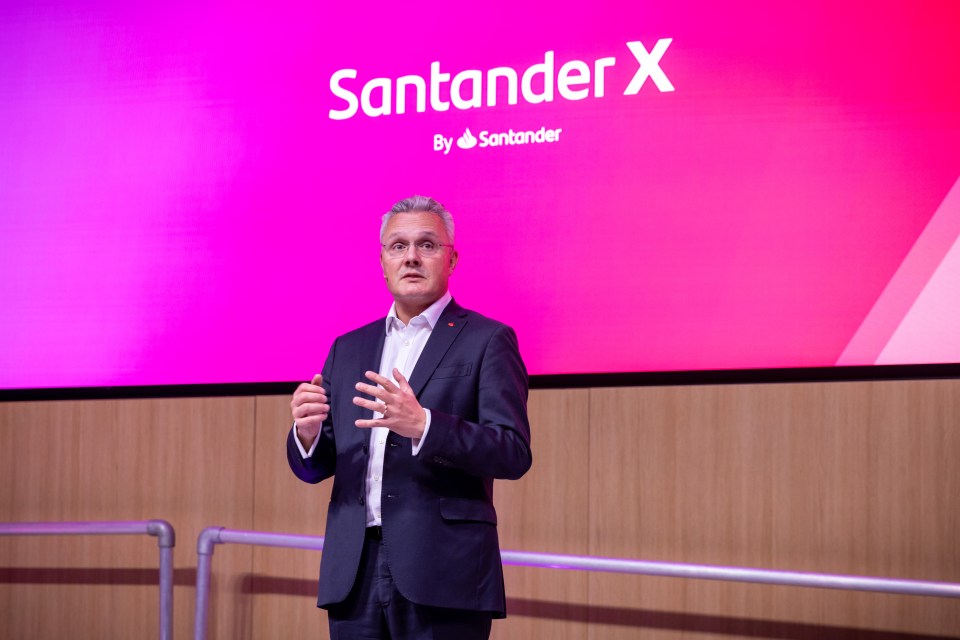SantanderX 2023 event showcasing innovation and entrepreneurship with diverse participants and expert speakers