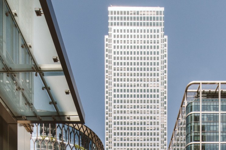 One Canada Square skyscraper in Canary Wharf against a clear blue sky, highlighting Londons financial district architecture
