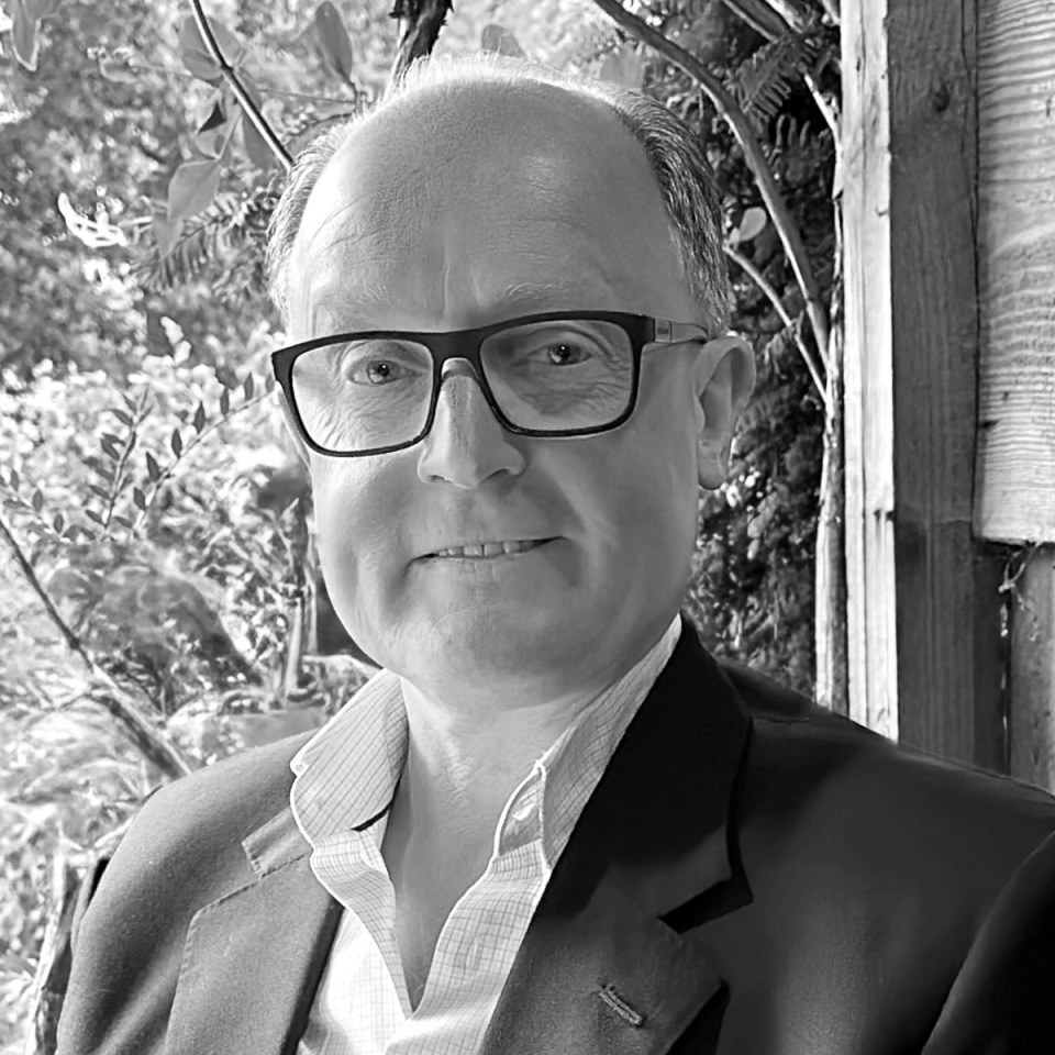 Tim Dingemans at Omnis Investments office discussing market strategies, highlighting financial expertise and investment in...
