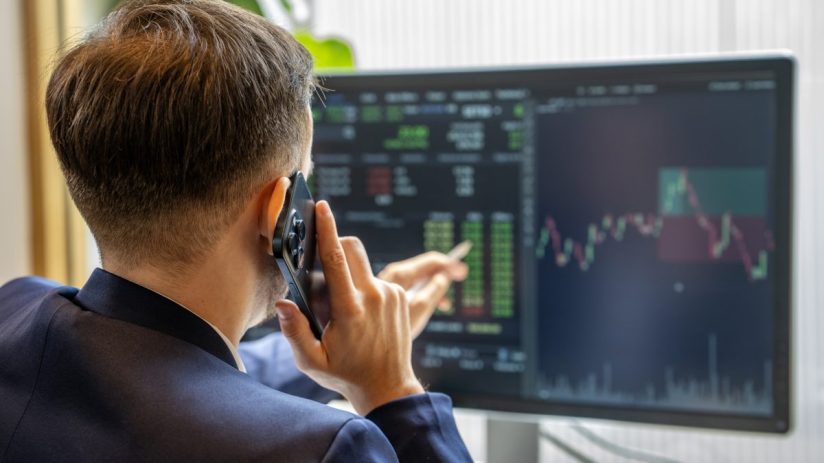 Bull and bear statues on stock market floor representing market trends and investor sentiment in a financial news context.