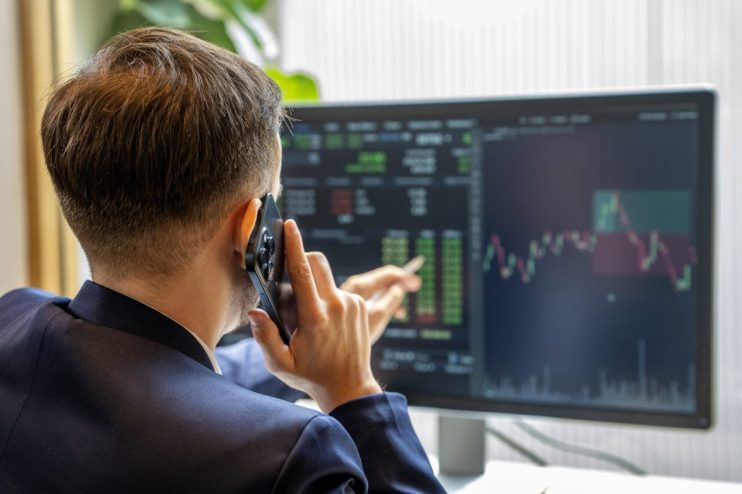 Bull and bear statues on stock market floor representing market trends and investor sentiment in a financial news context.