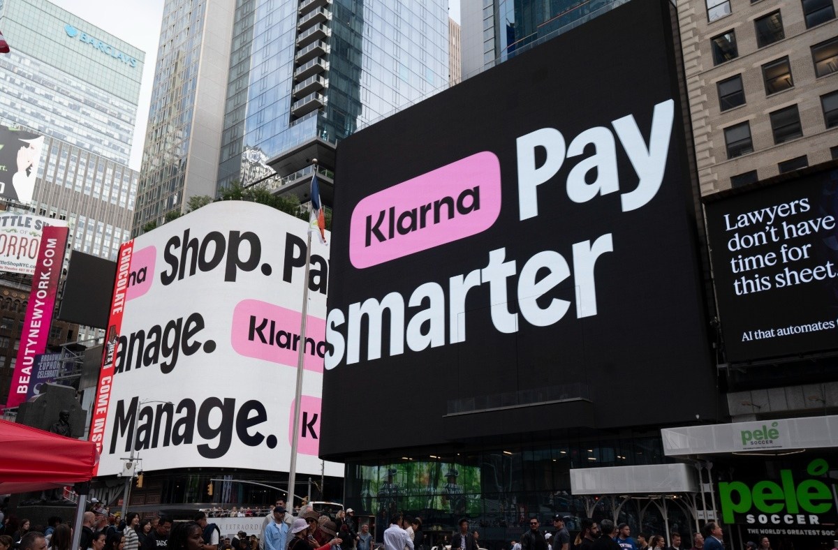 Klarna IPO announcement showcased on Times Square billboard, highlighting fintech growth and market anticipation