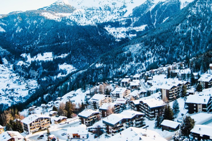 Snow-covered peaks and skiers at the 4 Valleys ski resort, showcasing expansive alpine views and winter sports activities.