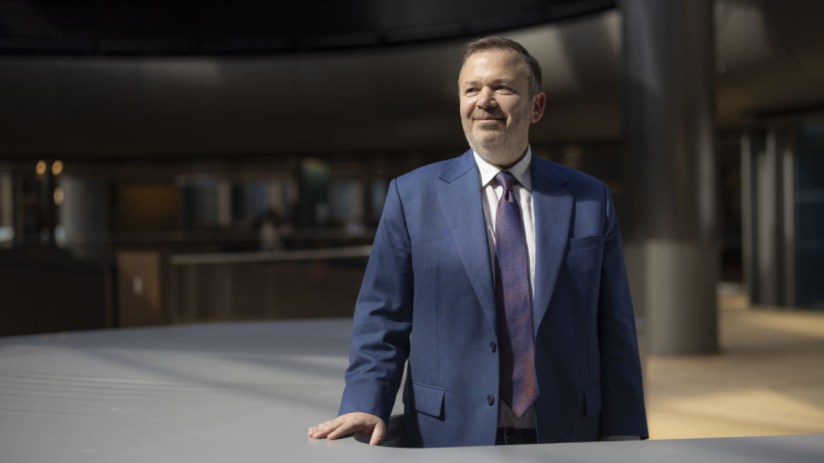 Boaz Weinstein of Saba Capital focuses on investment trusts strategy, highlighting financial acumen and market analysis.