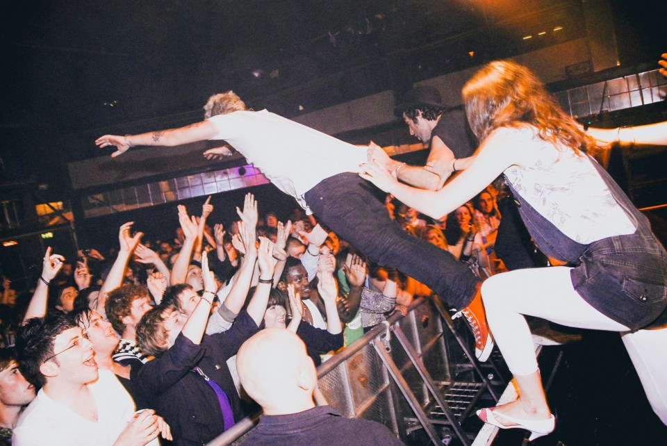 Photograph of Kid Harpoon performing at The Mean Fiddler, London, 2 July 2007 by Gregory Nolan – courtesy of V&A