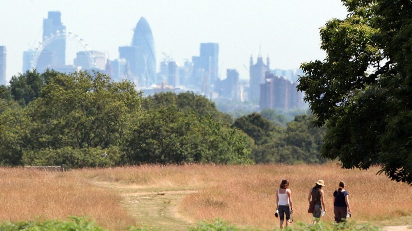 Stunning panoramic view of Londons iconic skyline featuring the Thames River and historical landmarks at sunset