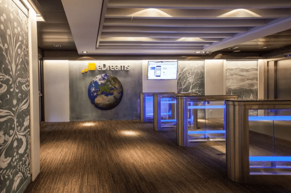 eDreams office space showcasing modern design and collaborative workstations