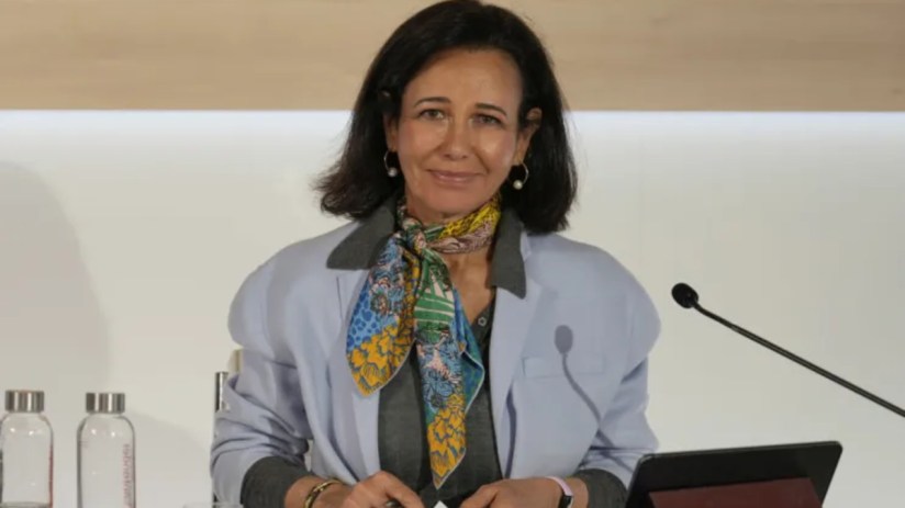 Ana Bot&iacute;n, CEO of Santander, speaking at a business conference, addressing financial strategies and global market trends.
