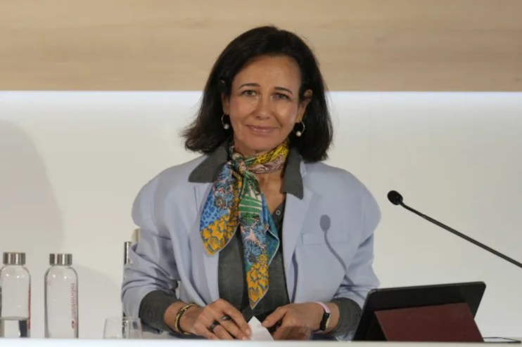 Ana Bot&iacute;n, CEO of Santander, speaking at a business conference, addressing financial strategies and global market trends.