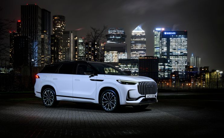 White JAECOO 8 SHS P Executive SUV parked at night with illuminated London skyscrapers in the background