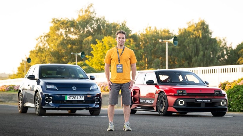 Man in yellow shirt with blue Renault 5 E-Tech and red Renault R5 Turbo 3E electric cars for review.