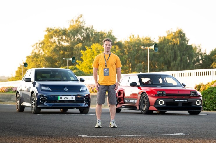 Man in yellow shirt with blue Renault 5 E-Tech and red Renault R5 Turbo 3E electric cars for review.