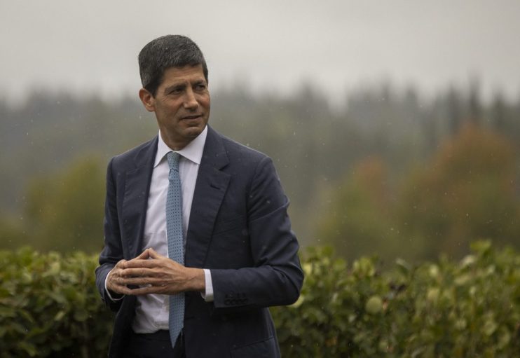 Kevin Warsh, former Federal Reserve Governor, in a suit and tie at Jackson Hole conference