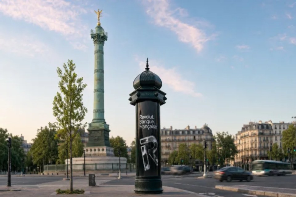 Revolut Banque Fran&ccedil;aise ad on a Parisian street column with the July Column in the background.